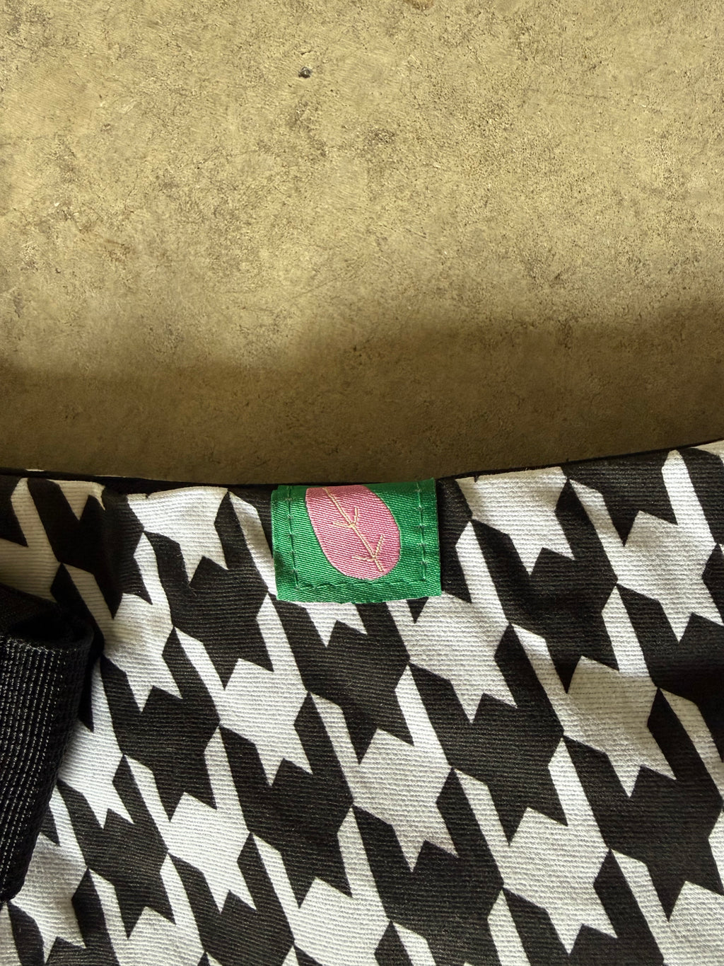SECONDS Toddler Tote Carrier | Houndstooth & Black