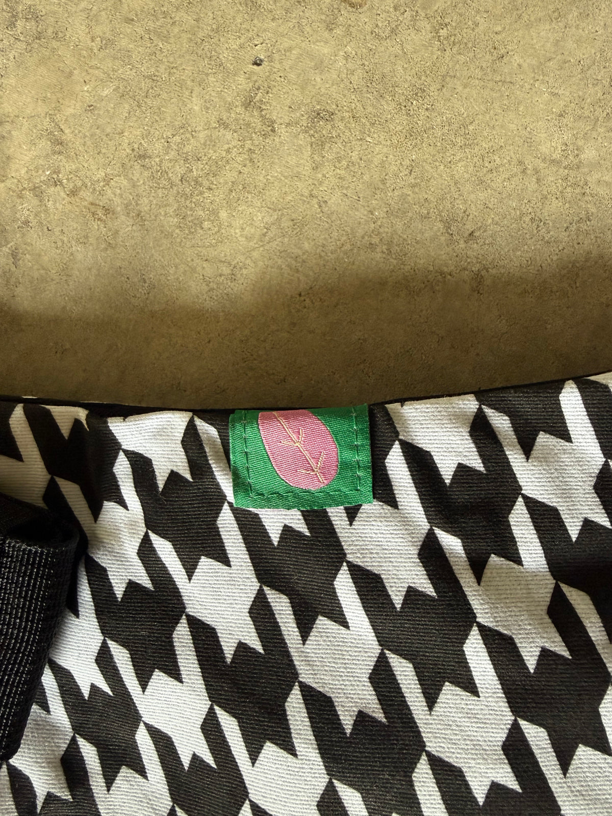 SECONDS Toddler Tote Carrier | Houndstooth & Black